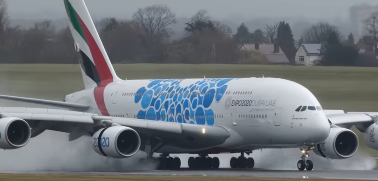 Video Emirates A380 makes dramatic landing in severe crosswind